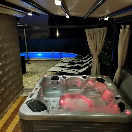 Summer Dream With Heated Pool, Sauna And Jacuzzi